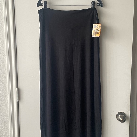 Hybrid & Company Classic Black Maxi Skirt - Picture 5 of 6